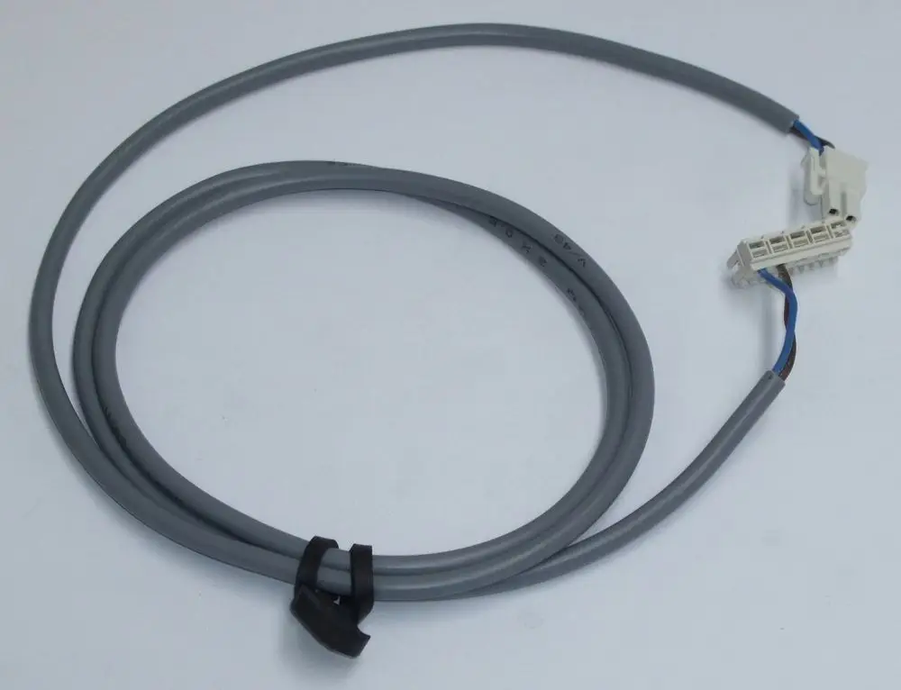Graues Kabel mit einem weißen Stecker und mehreren Adern, vermutlich für die Verbindung von Daikin-Geräten. Gesamtlänge und spezifische Maße sind auf dem Bild nicht ersichtlich.